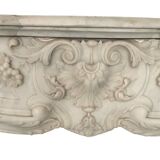 Cheminée de style Louis XV en marbre blanc de Carrare XIX siècle