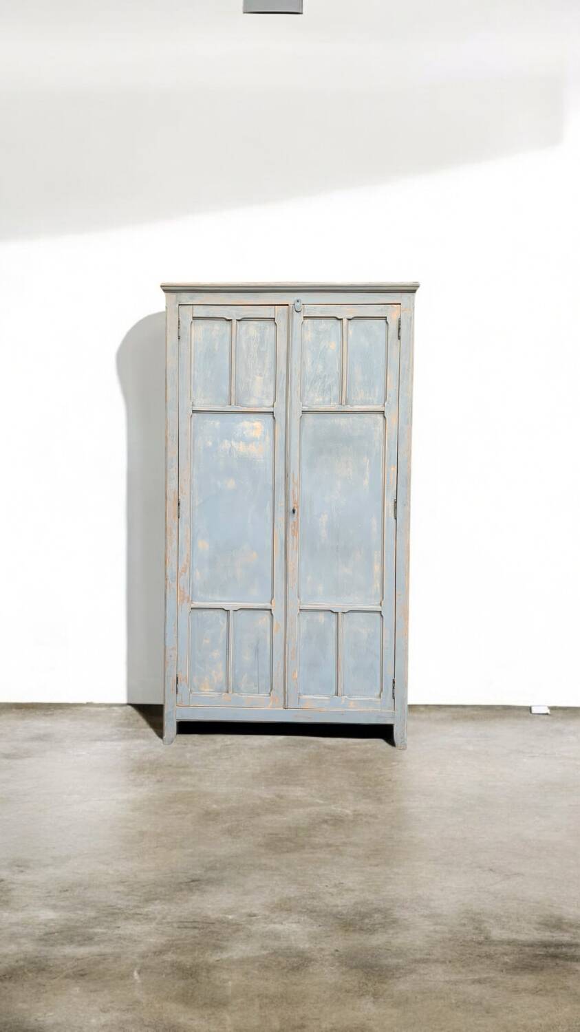 Armoire parisienne ancienne Luterma patine grise bleutée