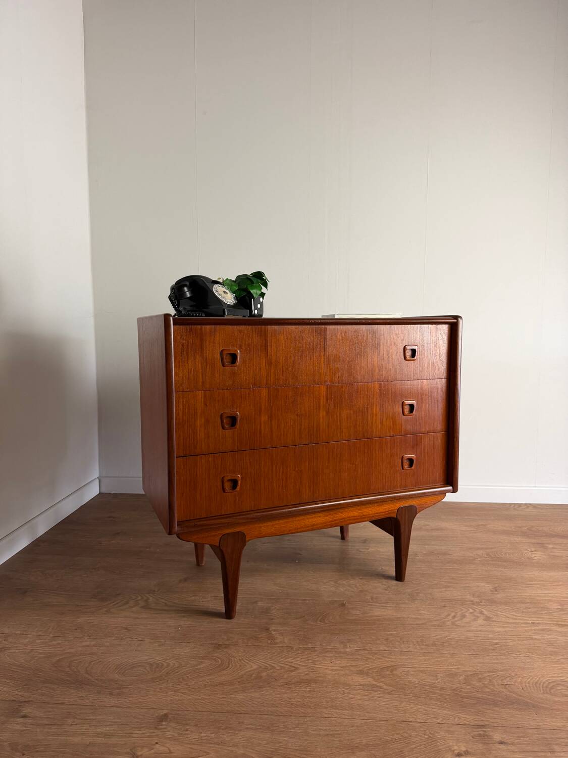 Vintage teak dressing table / chest of drawers – Scandinavian design, 1960s
