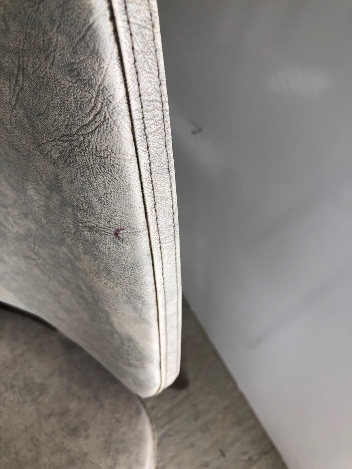 Chaise bois et skaï blanc vintage