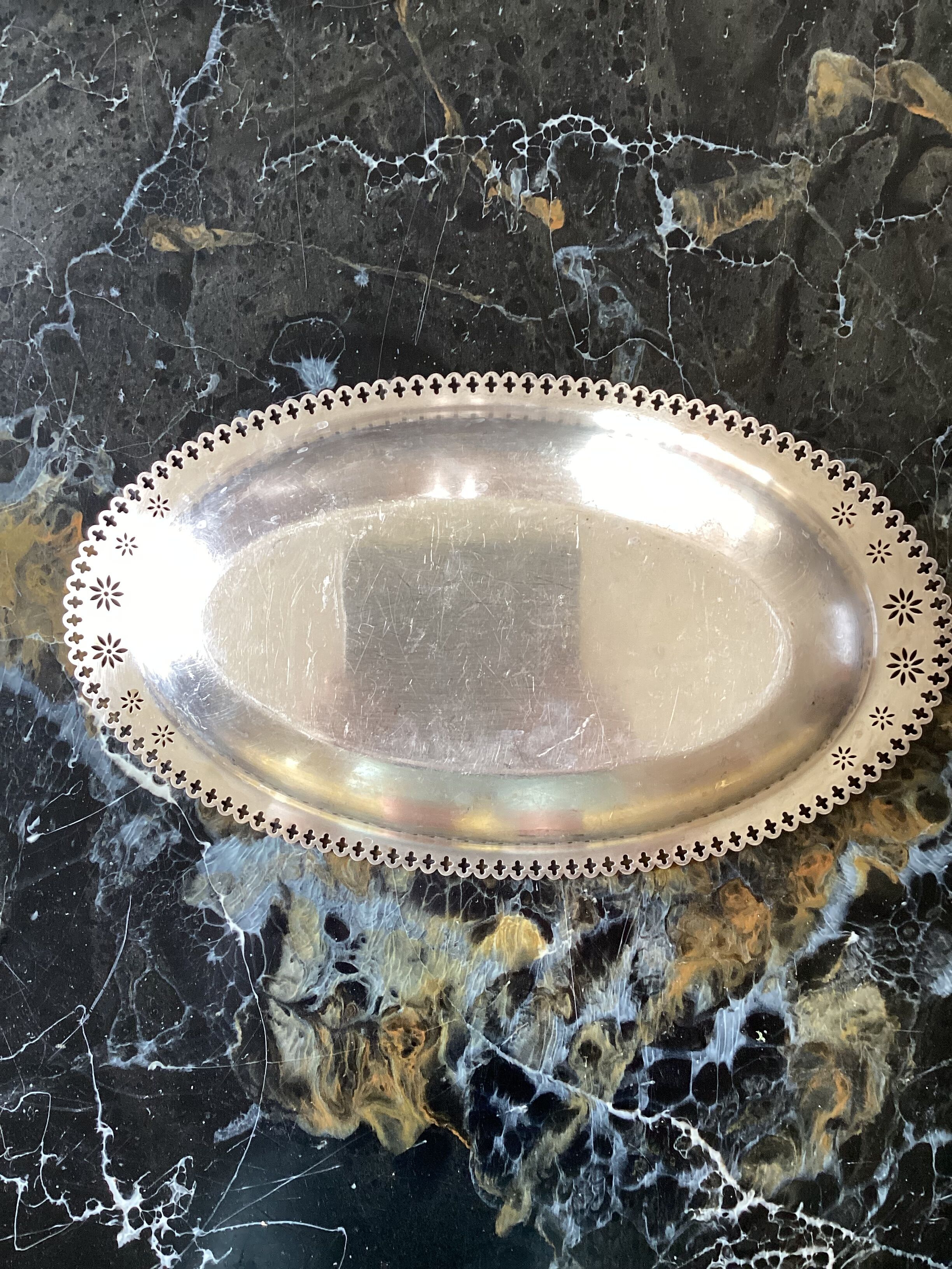 Silver metal basket dimension: height -5cm- width -34cm- depth -20cm-