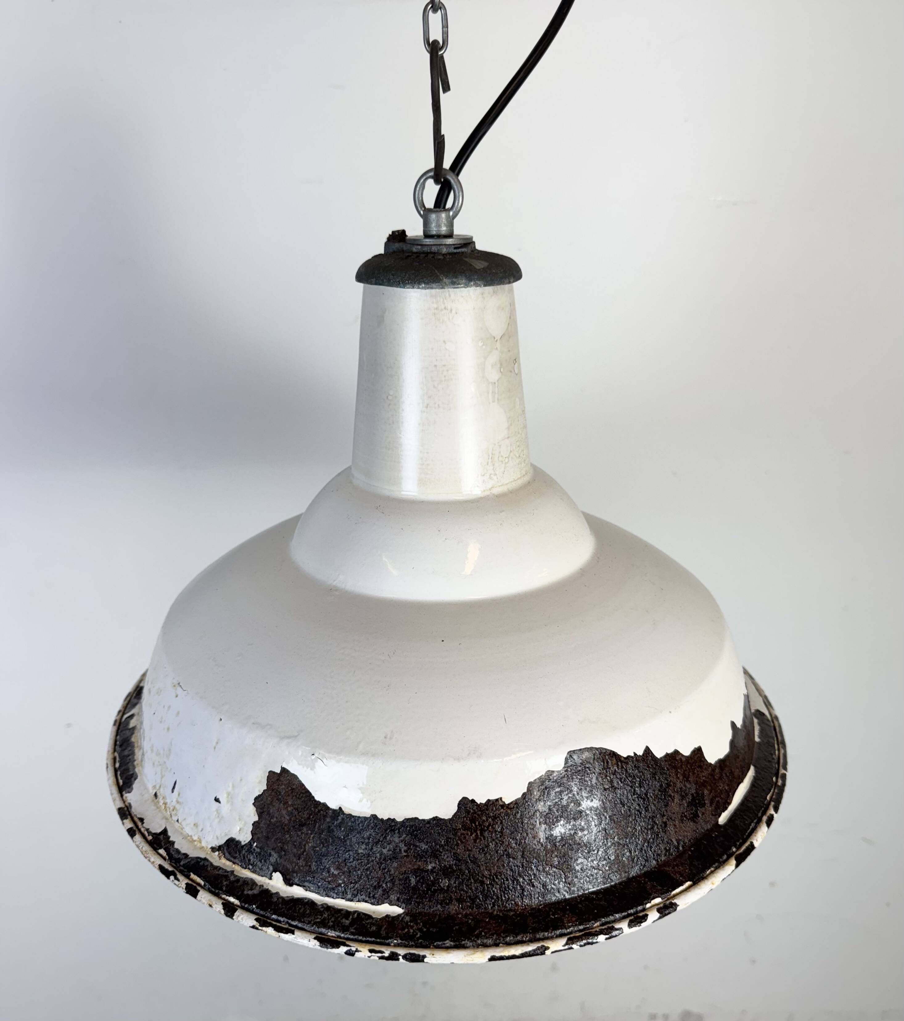 Lampe suspendue en émail blanc britannique industriel de Benjamin, années 1960.