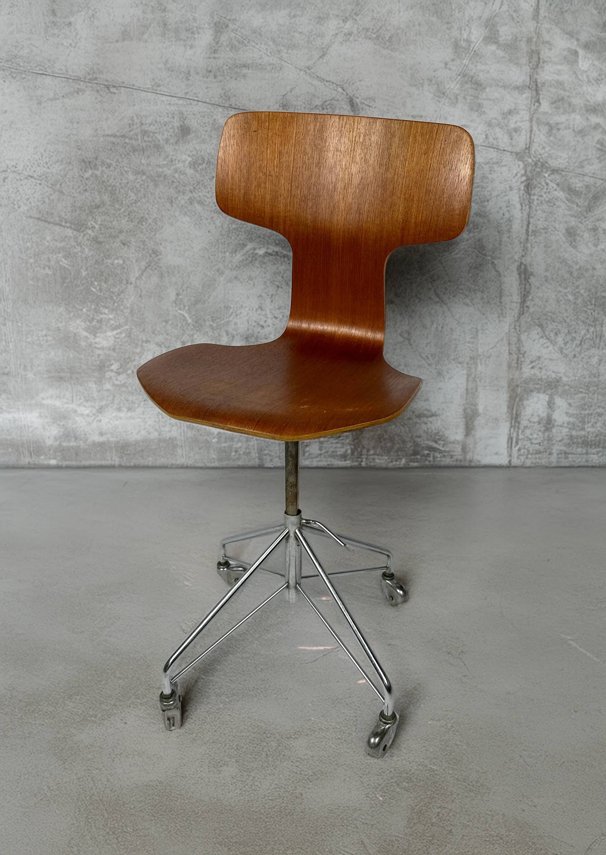 Vintage office chair 3113 by Arne Jacobsen for Fritz Hansen (1971)