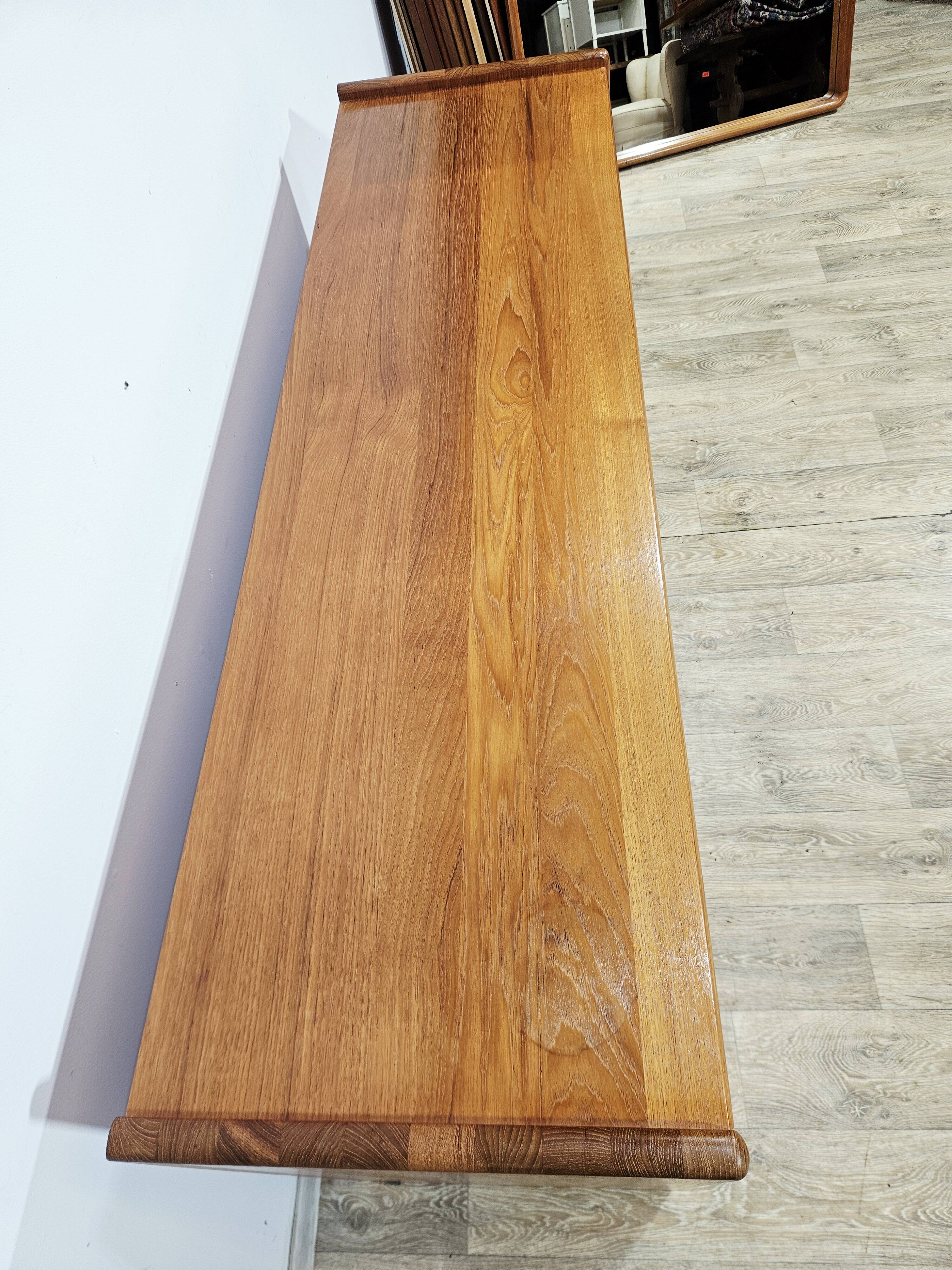 Buffet danois moderne Dyrlund Dania en teck, années 1980