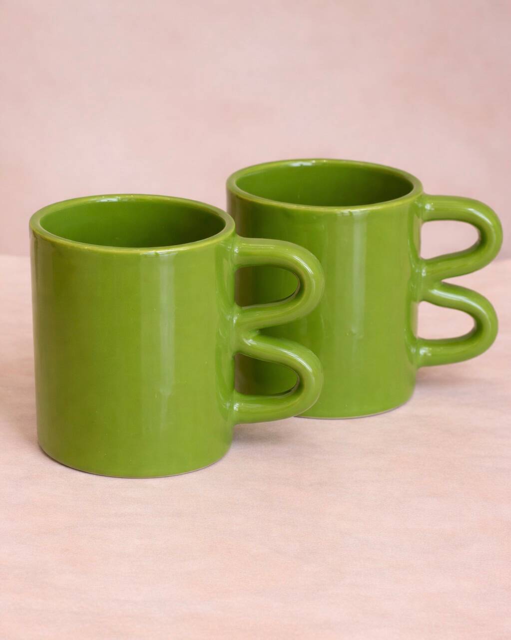 Ceramic mug Onda – matcha green wavy cup