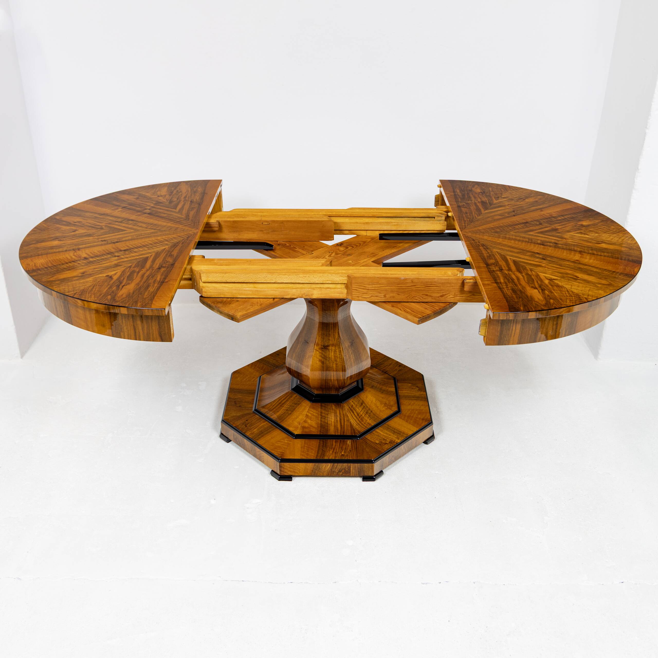 Extendable Biedermeier walnut round table - 1920-1939