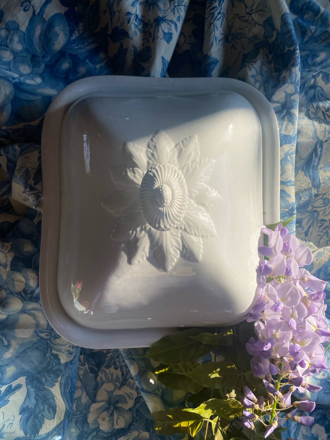 Large antique Villeroy and Boch porcelain dome dish