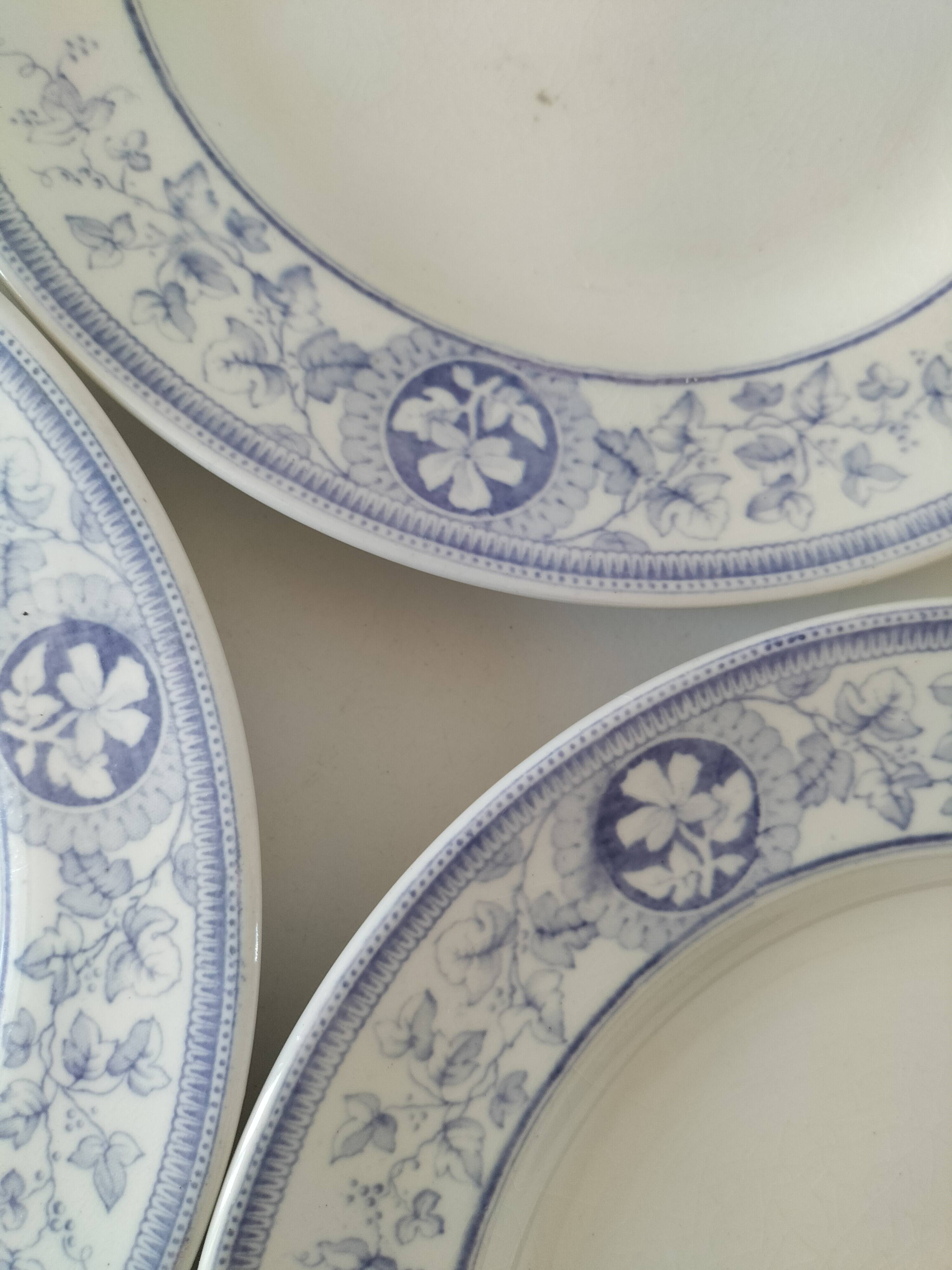Trio d’assiettes anglaises en faïence fine bleue et blanche, début 20ème