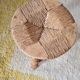 Petit tabouret tripode de style "Bobbin" en bois tourné et paille
