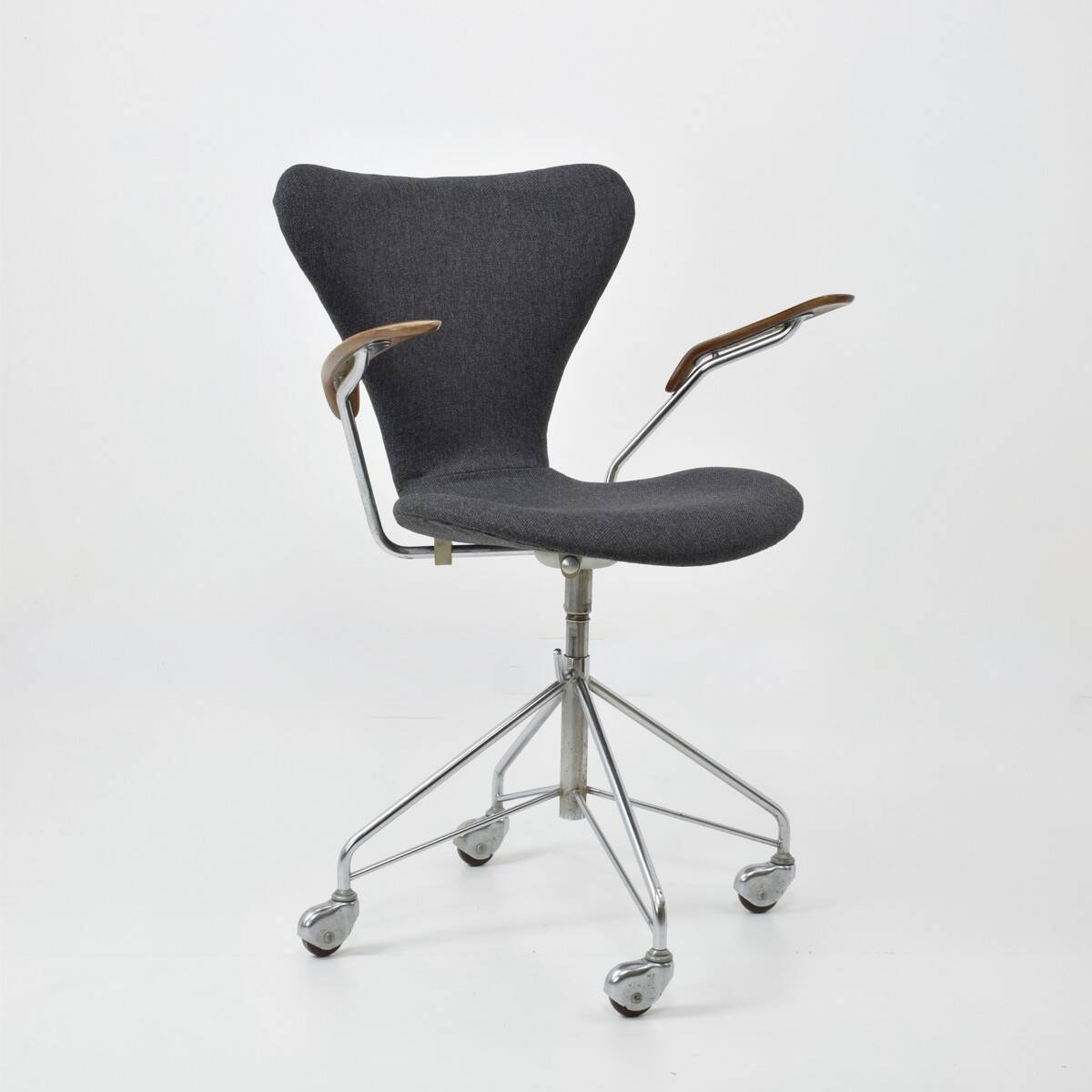 Series 7 Armchair Model 3217 Eiffel Foot By Arne Jacobsen By Fritz Hansen, Original Edition