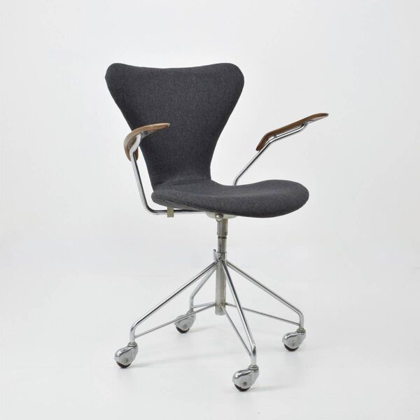 Fauteuil Série 7 Modèle 3217 Pied Eiffel D’ Arne Jacobsen Par Fritz Hansen, Édition Originale