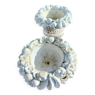 Paire de jardinières rondes sur pied - coupes de fruits en pierre
