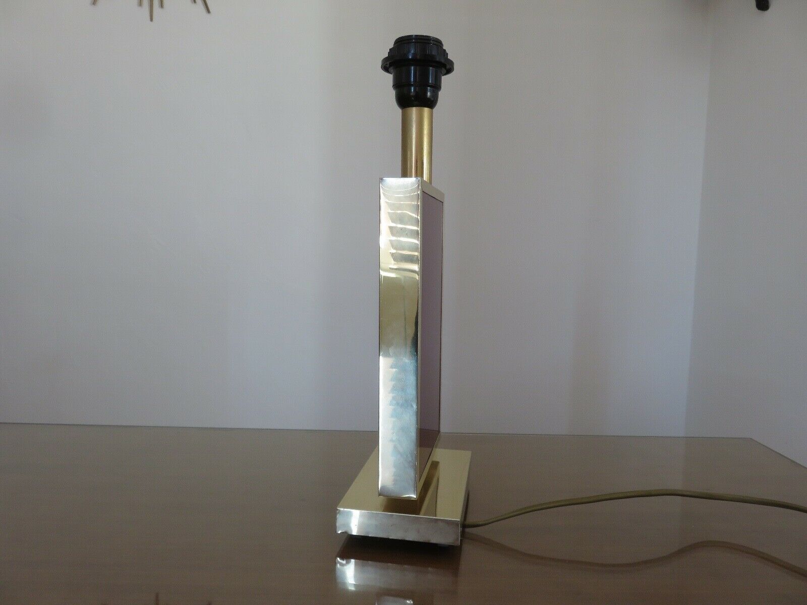 Lampe en laiton et plexiglas bordeaux années 70