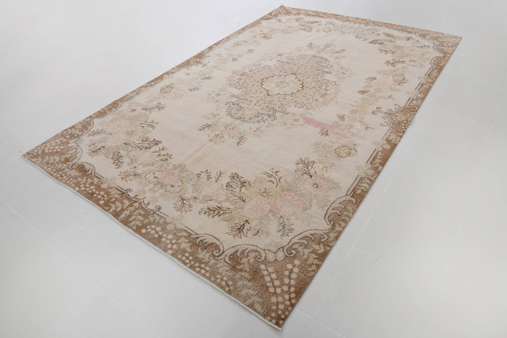 Tapis Aubusson ancien tons beiges et roses, élégant et raffiné, 209x335 Cm
