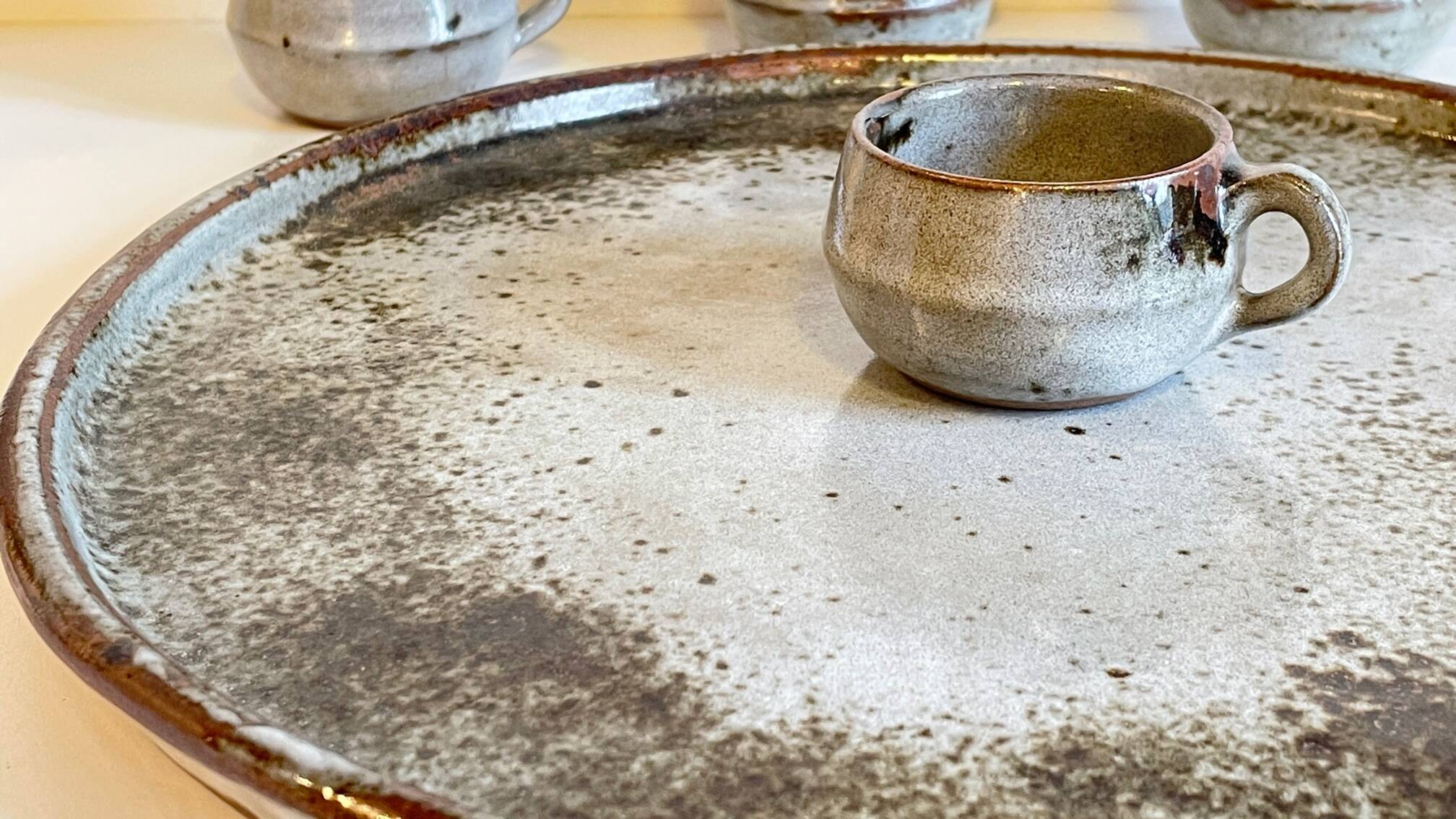 Enamelled stoneware tray and its 7 cups