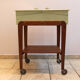Travailleuse en bois verte pieds roulettes