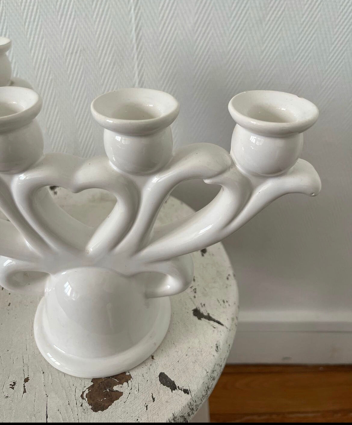 Paire de bougeoirs en porcelaine blanche