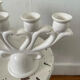 Paire de bougeoirs en porcelaine blanche