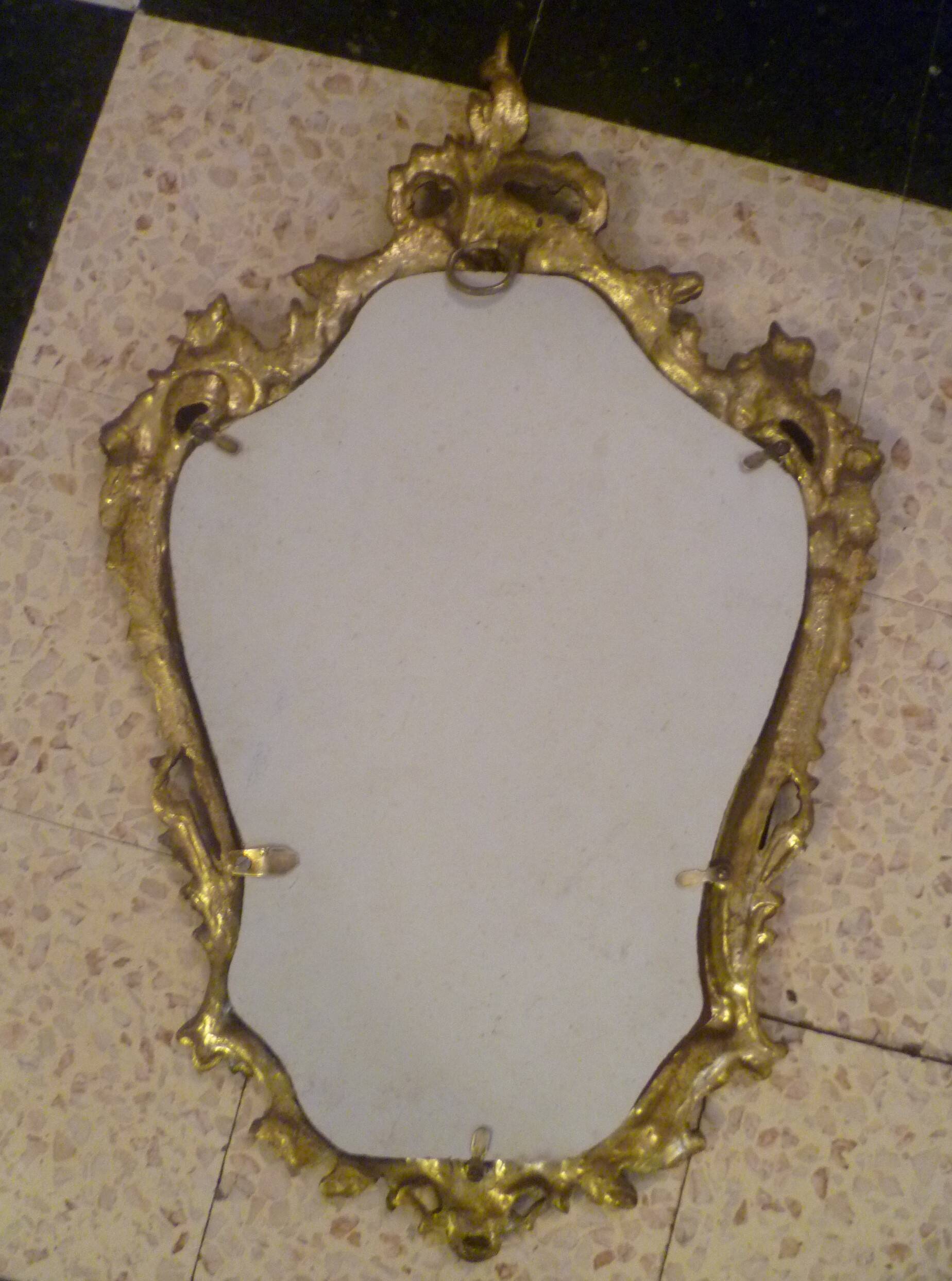 Miroir à accrocher en bronze style Louis XV rocaille roses