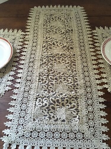 Table runner and table set in lace