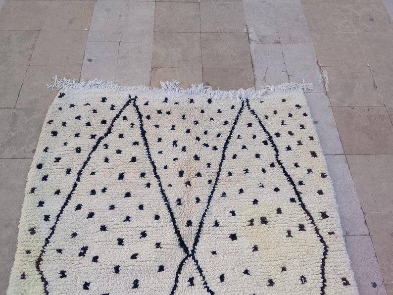 Traditional handmade Berber rug size 150 x 250 cm