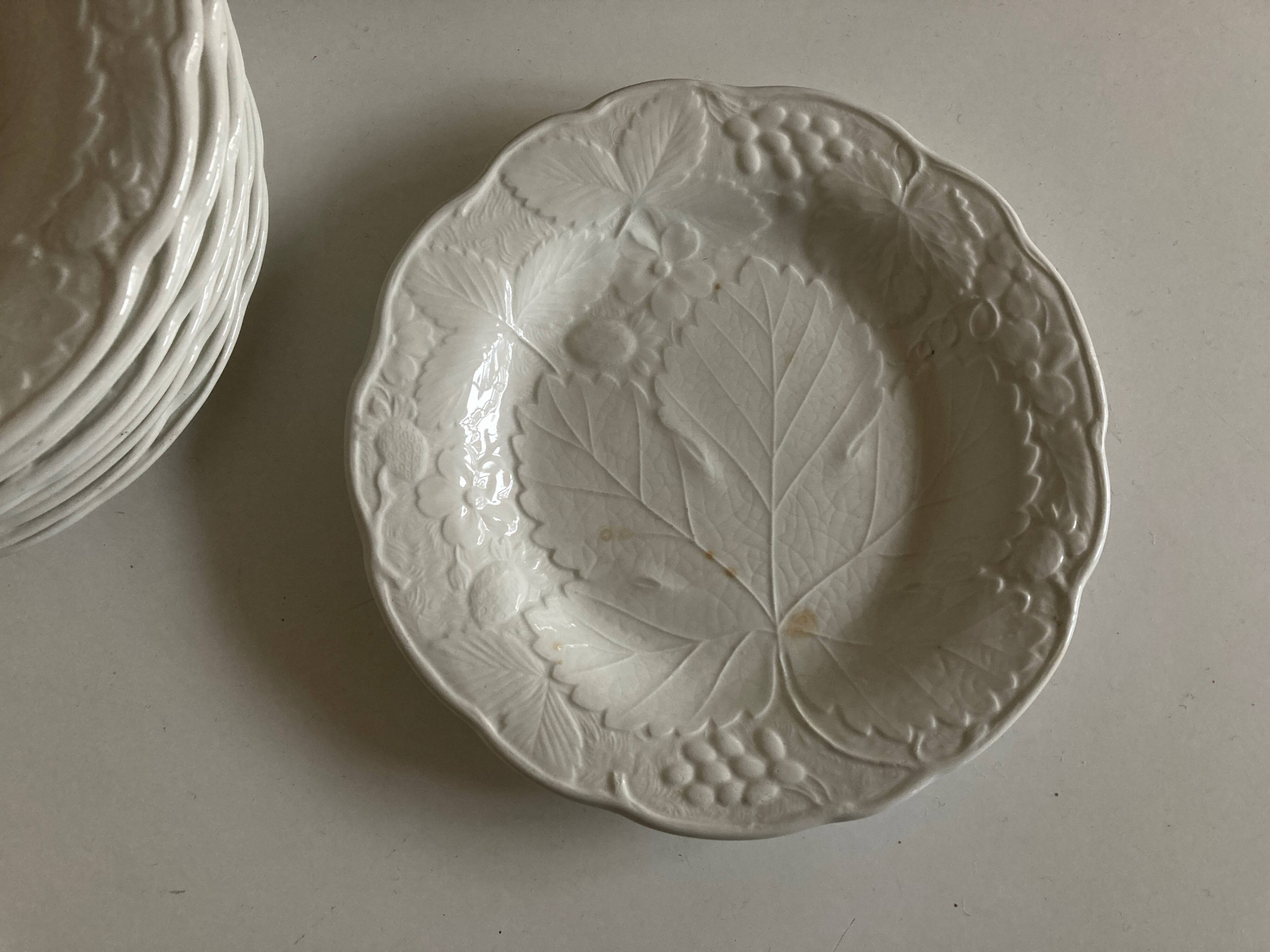 Set de 12 assiettes en faïence anglaise Burleigh Davenport relief Feuille de vigne et fraises