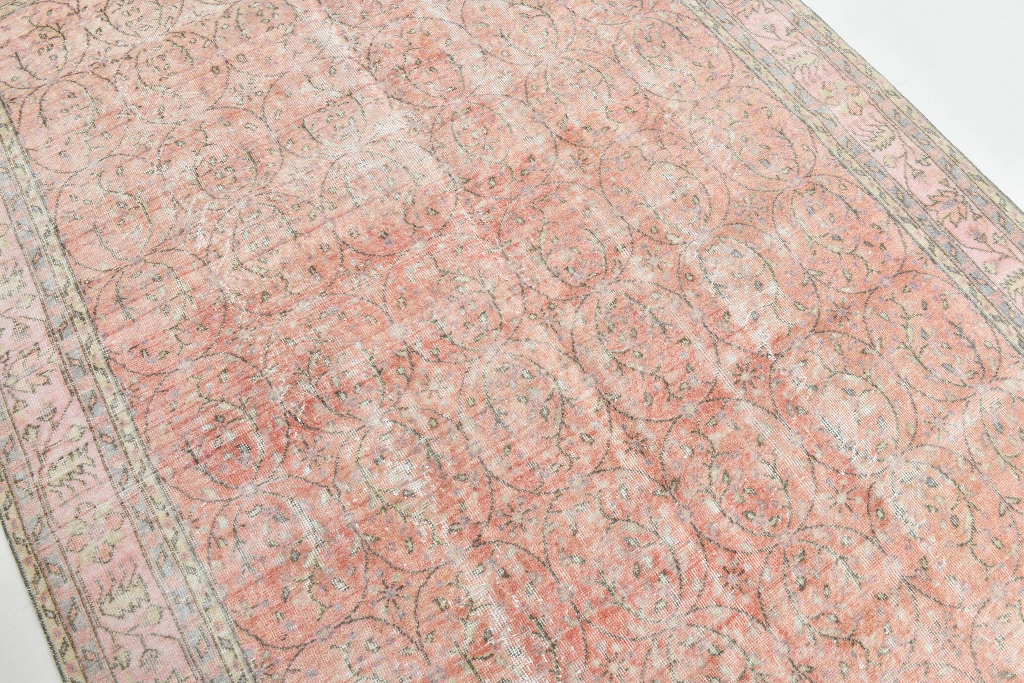 Tapis vintage à décor floral rouge et beige