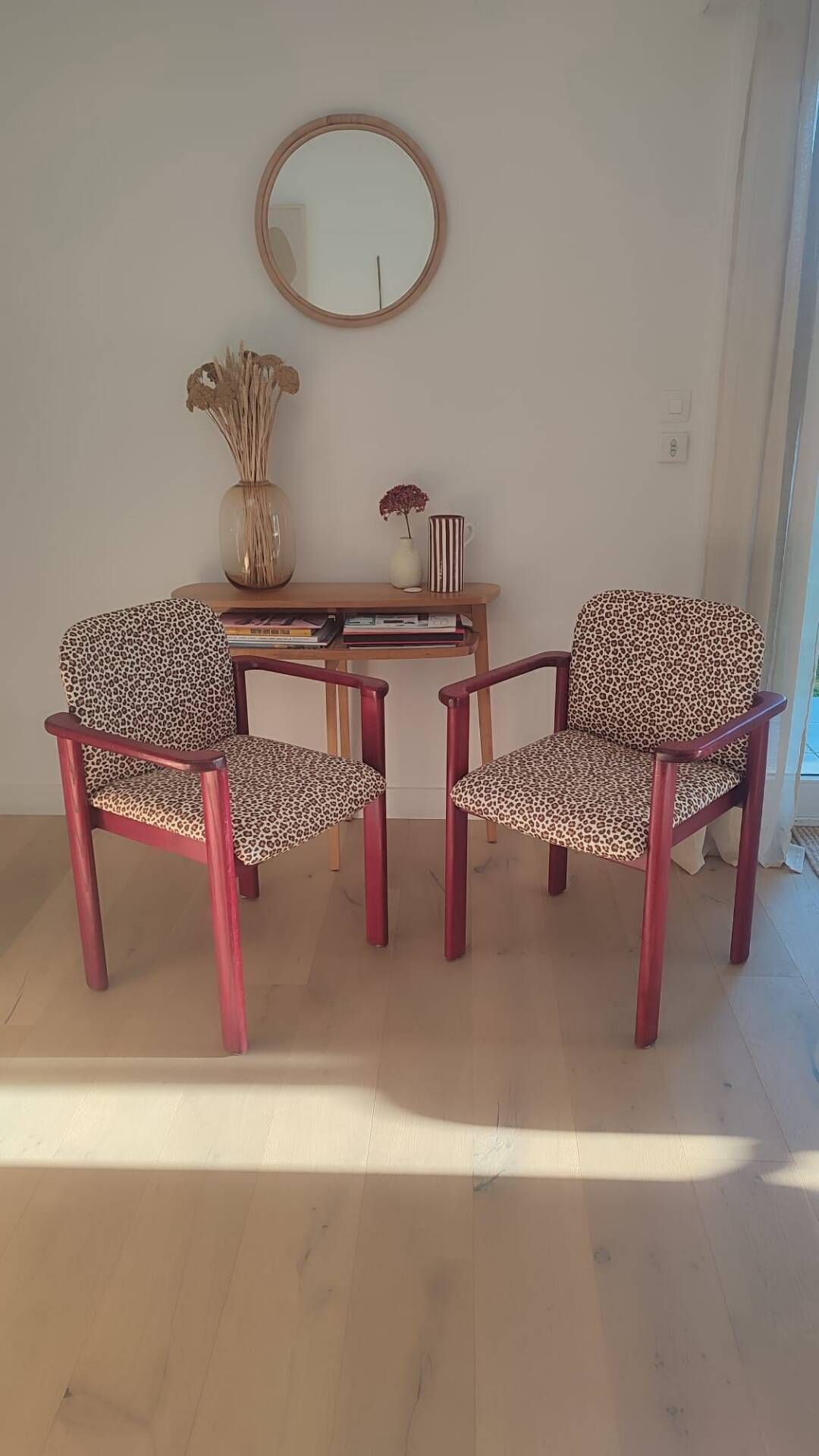 2 fauteuils léopard / bois massif bordeaux