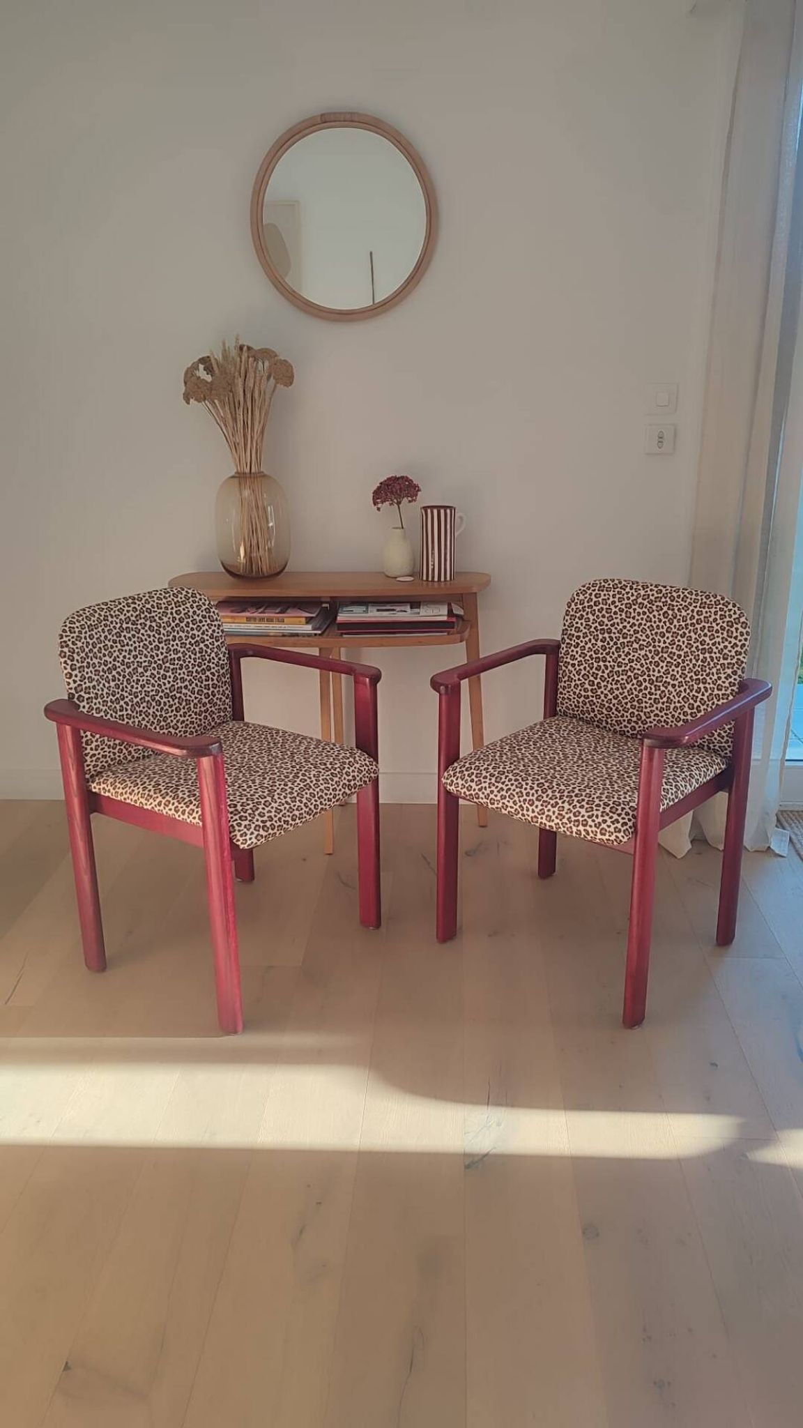 2 fauteuils léopard / bois massif bordeaux