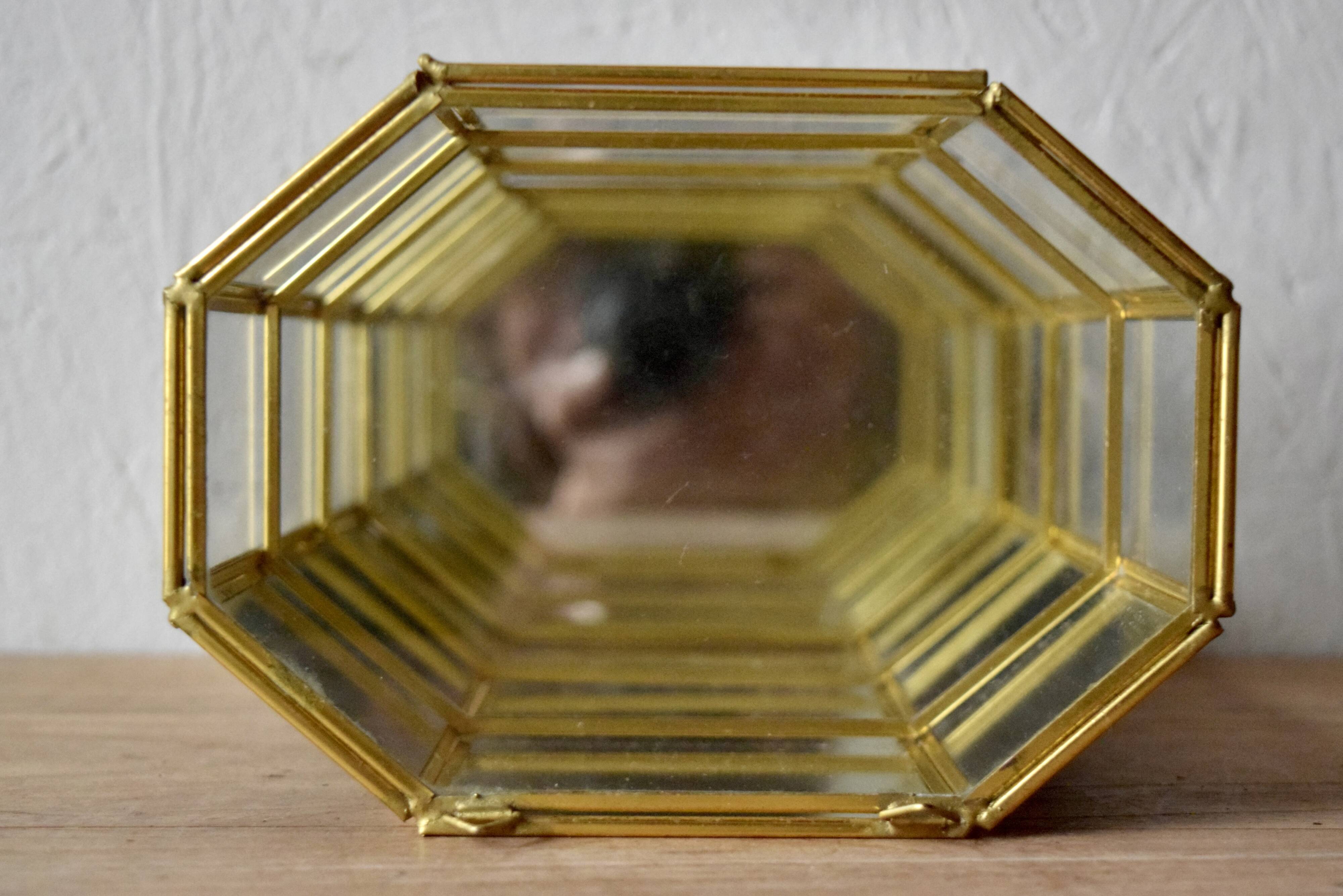 Small vintage octagonal display case in transparent glass, mirror glass and brass - jewelry display