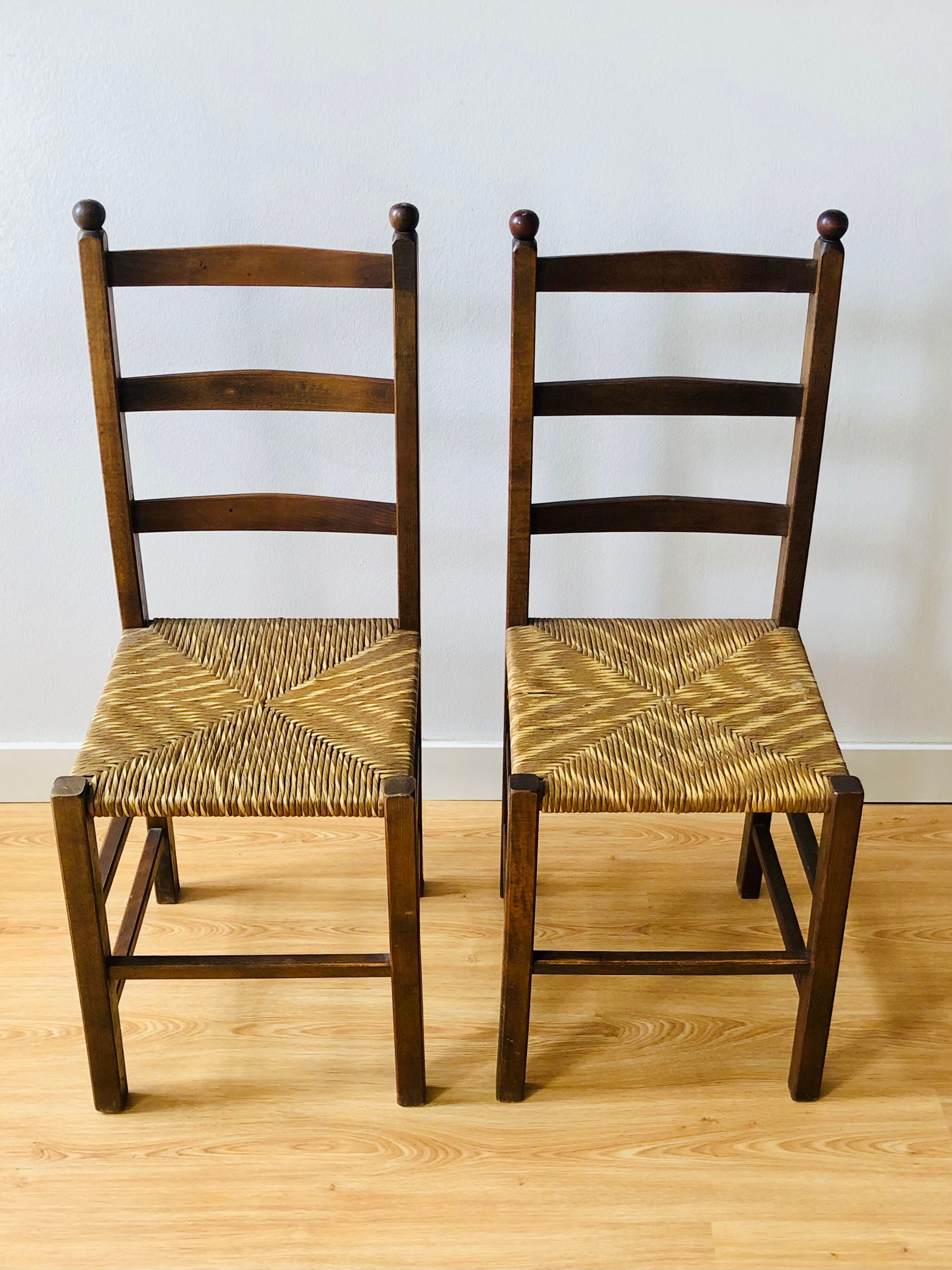 Paire de chaises rustiques en bois et assises paillées