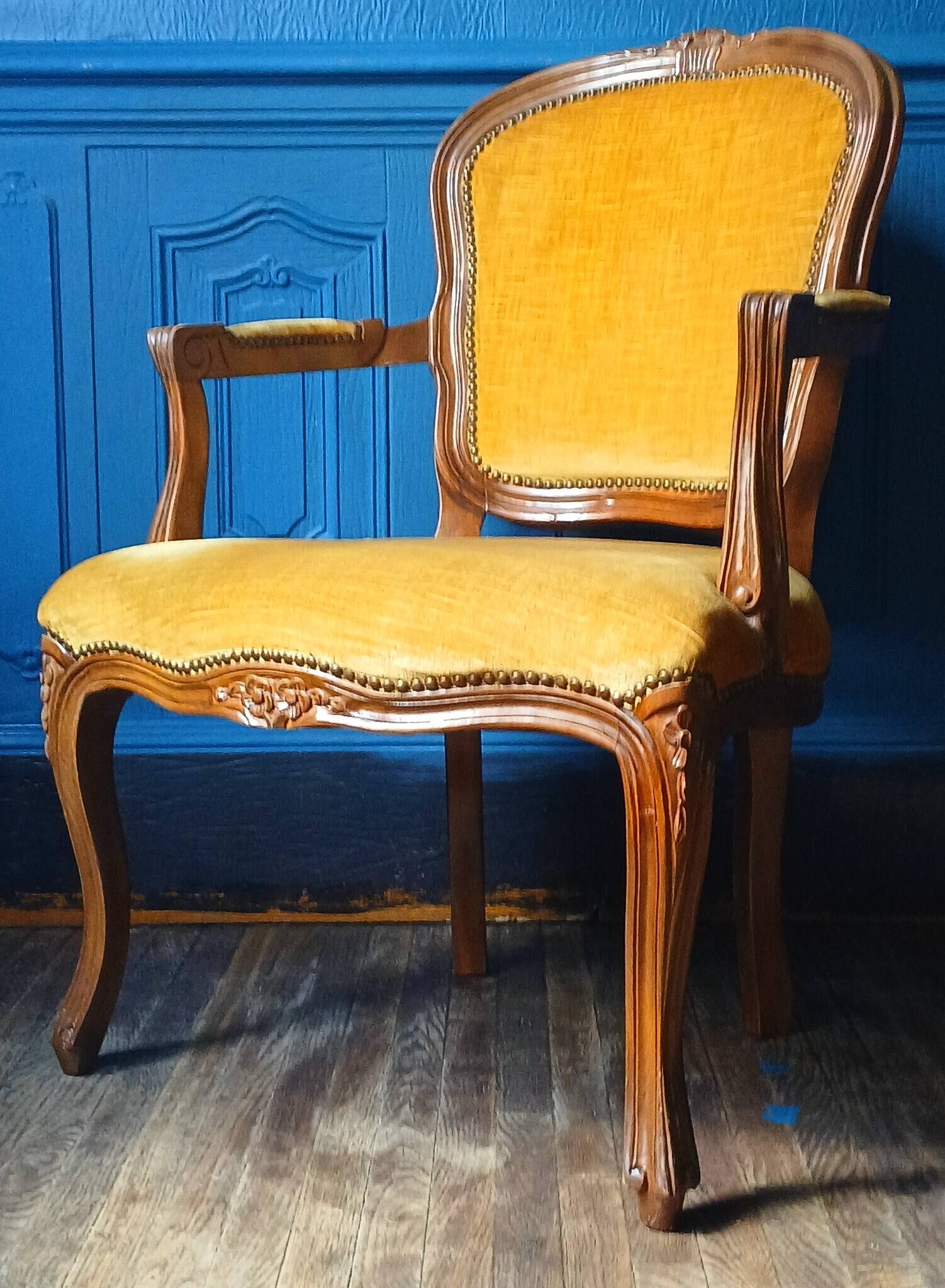 Velvet cabriolet armchair with decorative copper studs.