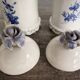 Duo de pots Capodimonte en porcelaine d'art et fleurs bleues