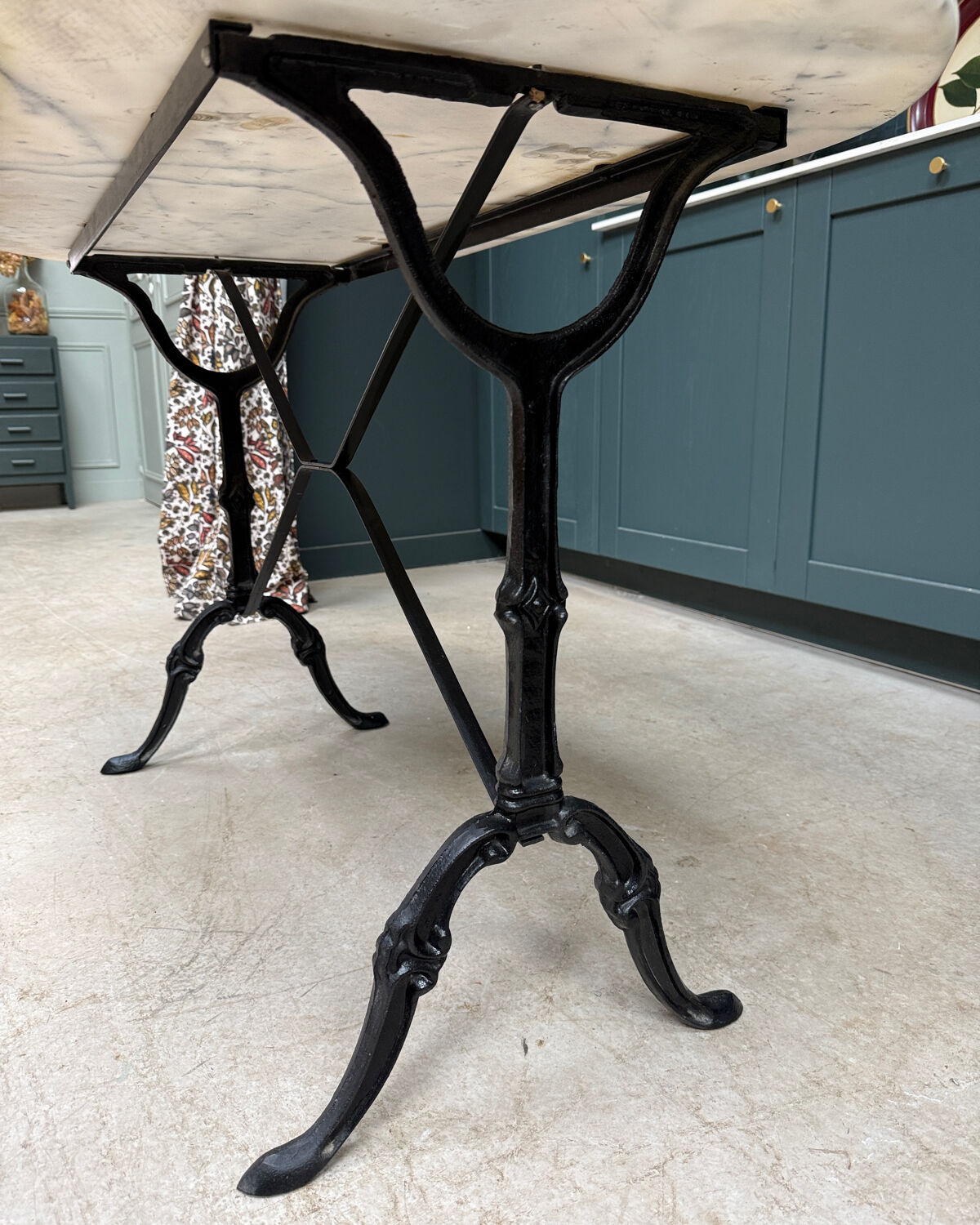 Bistro table in cast iron and marble