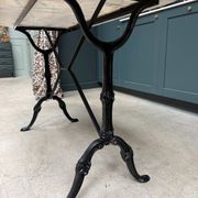 Bistro table in cast iron and marble