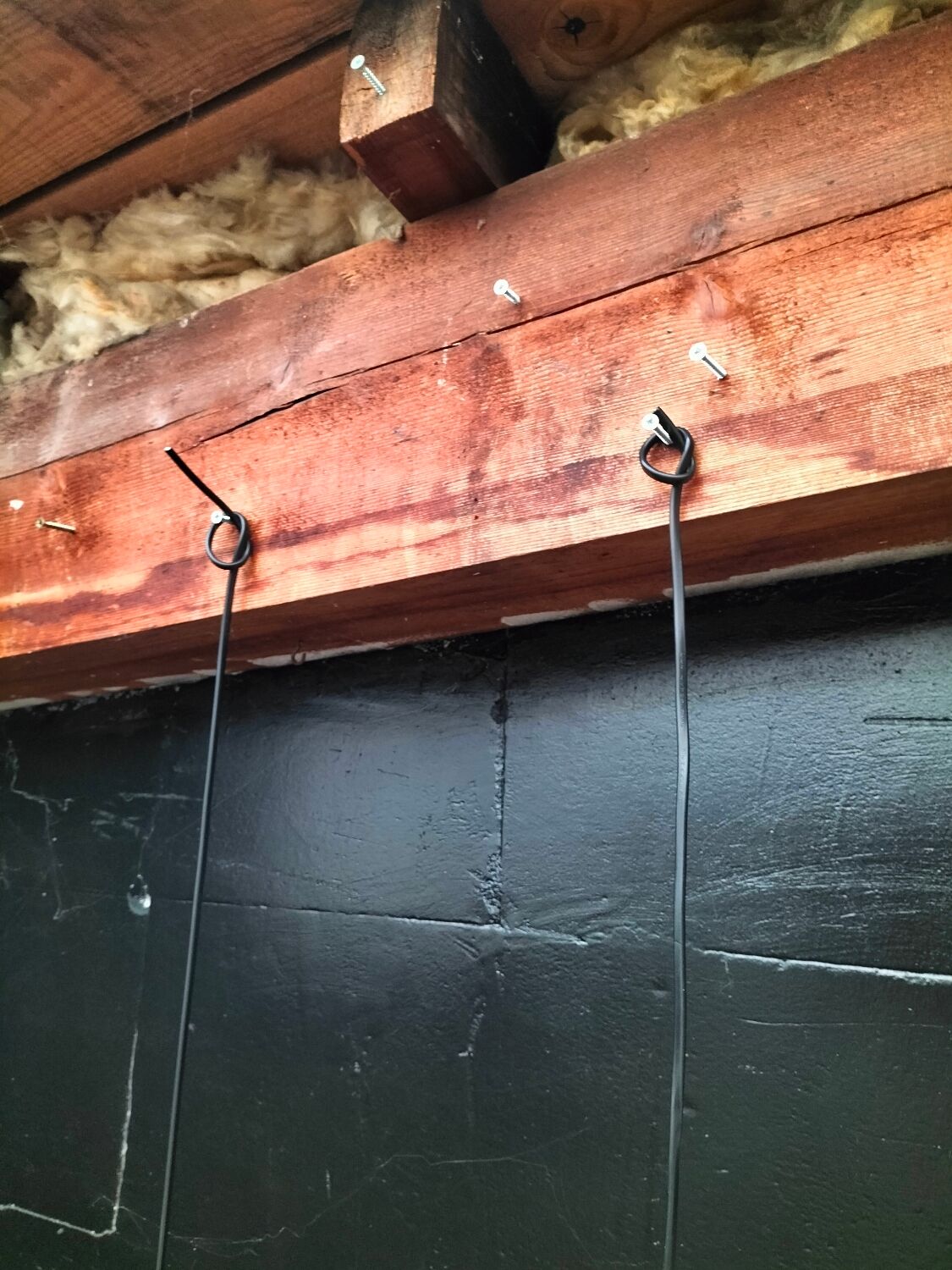 2 enamelled sheet metal suspensions