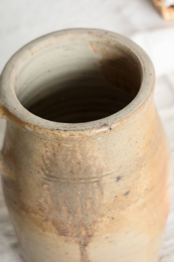 Jarre ancienne en grès rustique avec poignée