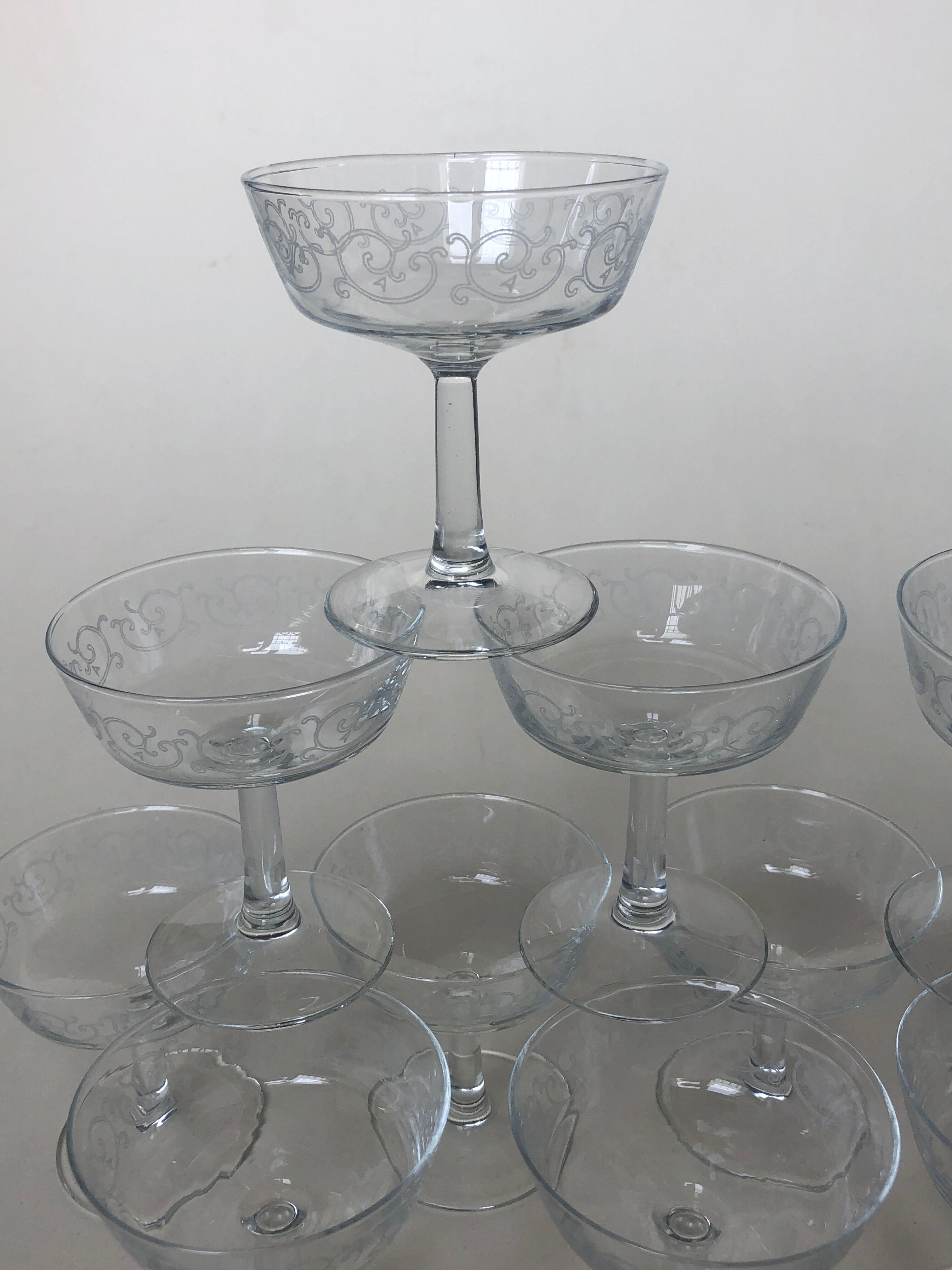 Set of 11 cups to serious champagne edged swirls white