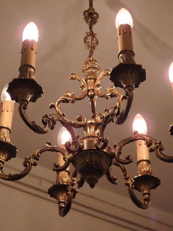 Lustre en bronze ciselé doré à six bras.