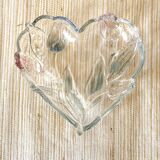 Heart-shaped glass empty pocket