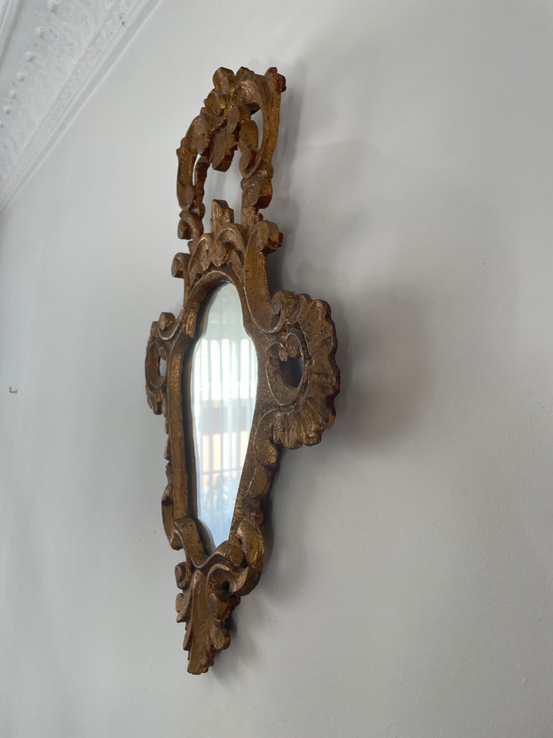 Miroir en bois doré style baroque Louis XIV, 39x67 cm