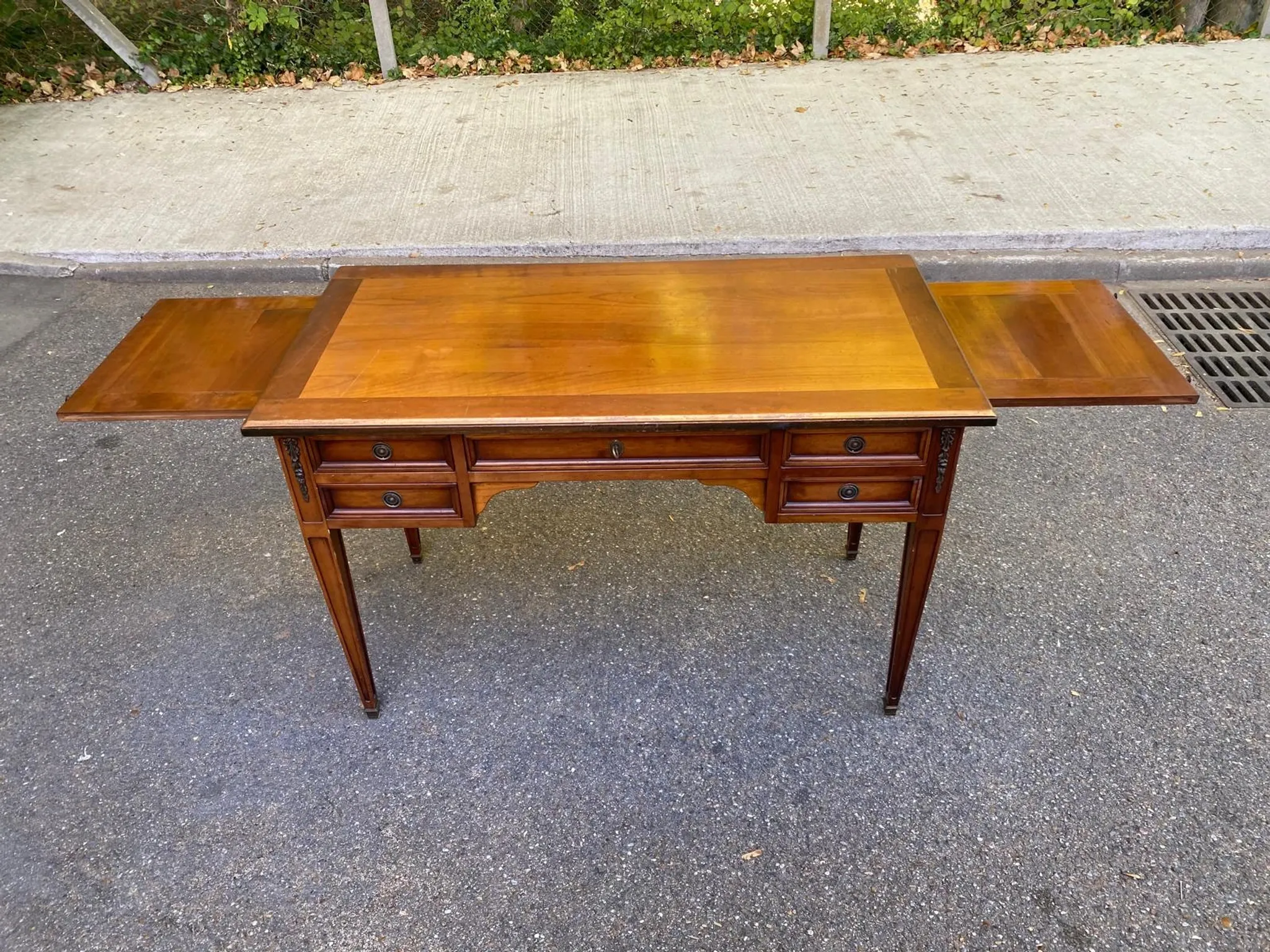 Bureau Roche Bobois en merisier massif style Louis XVI avec tirettes