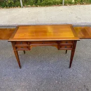 Bureau Roche Bobois en merisier massif style Louis XVI avec tirettes