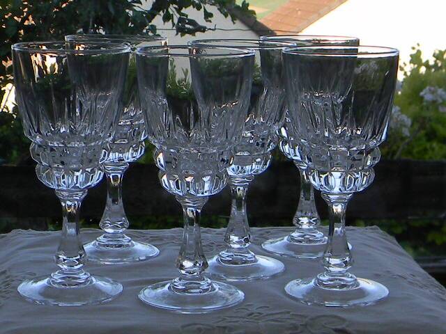Set of 6 white wine glasses in arques crystal. pompadour model.