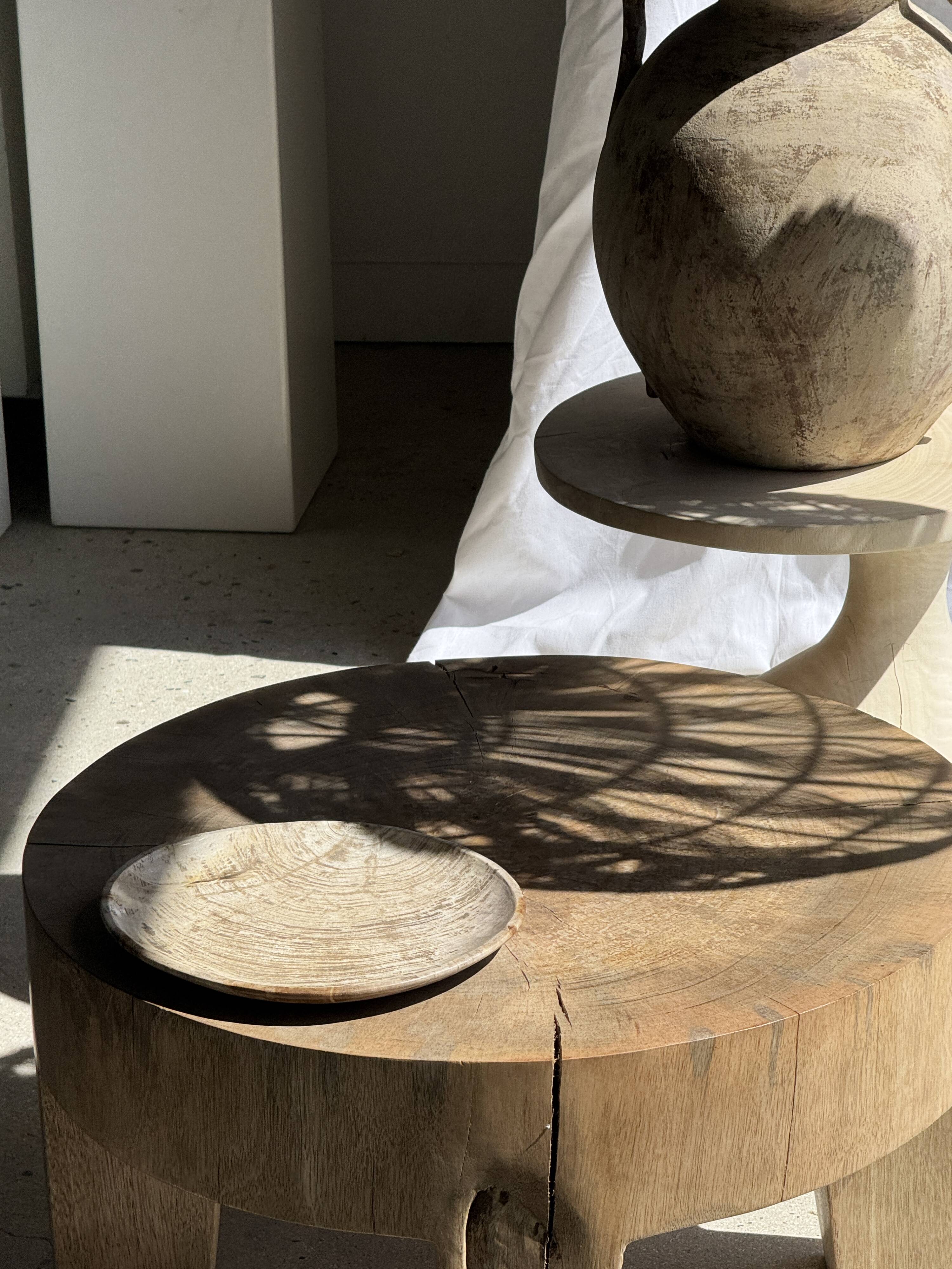 Suspension or rattan lampshade in the shape of a woven bulb.