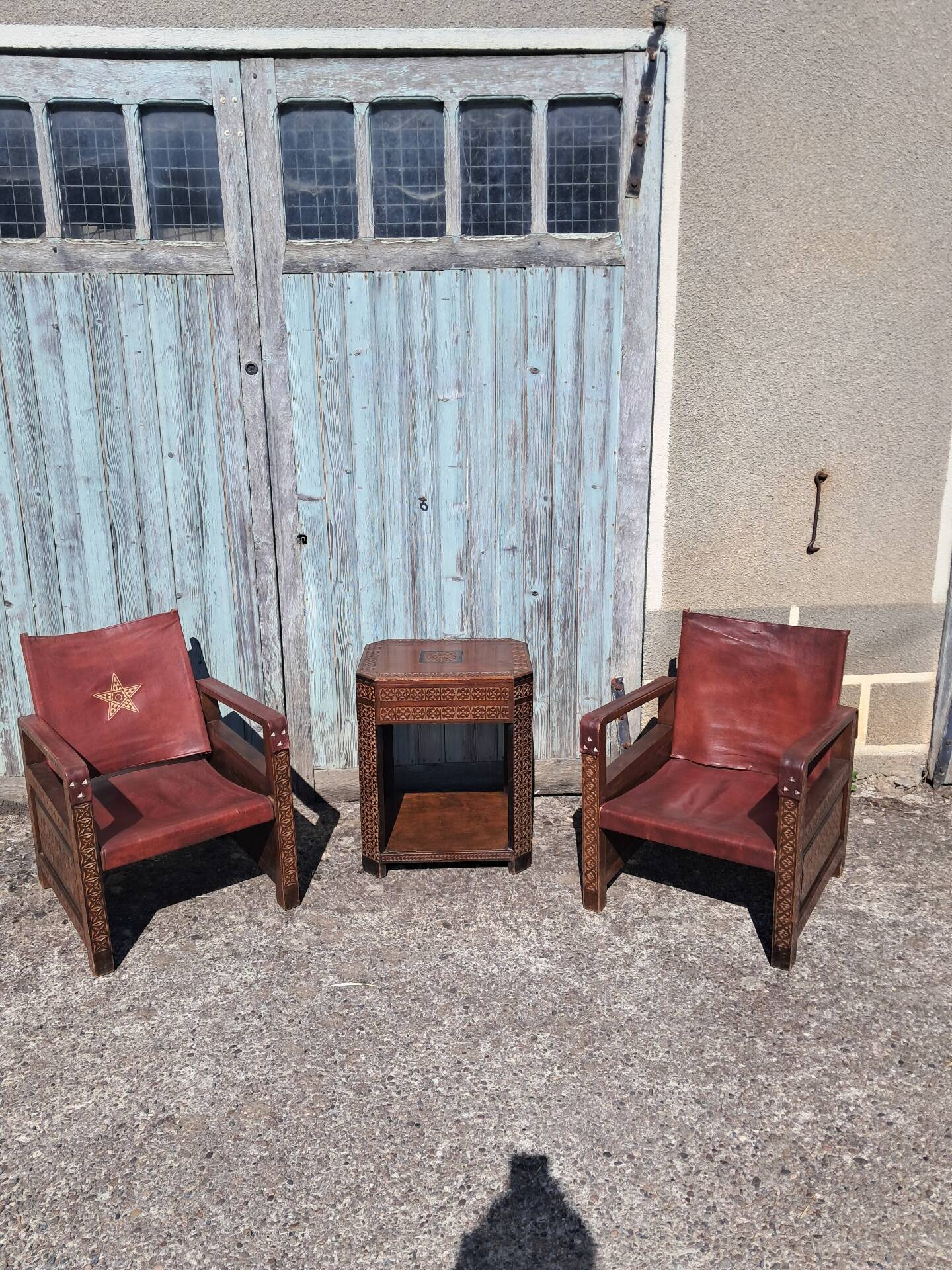 Moroccan lounge in leather and cedar