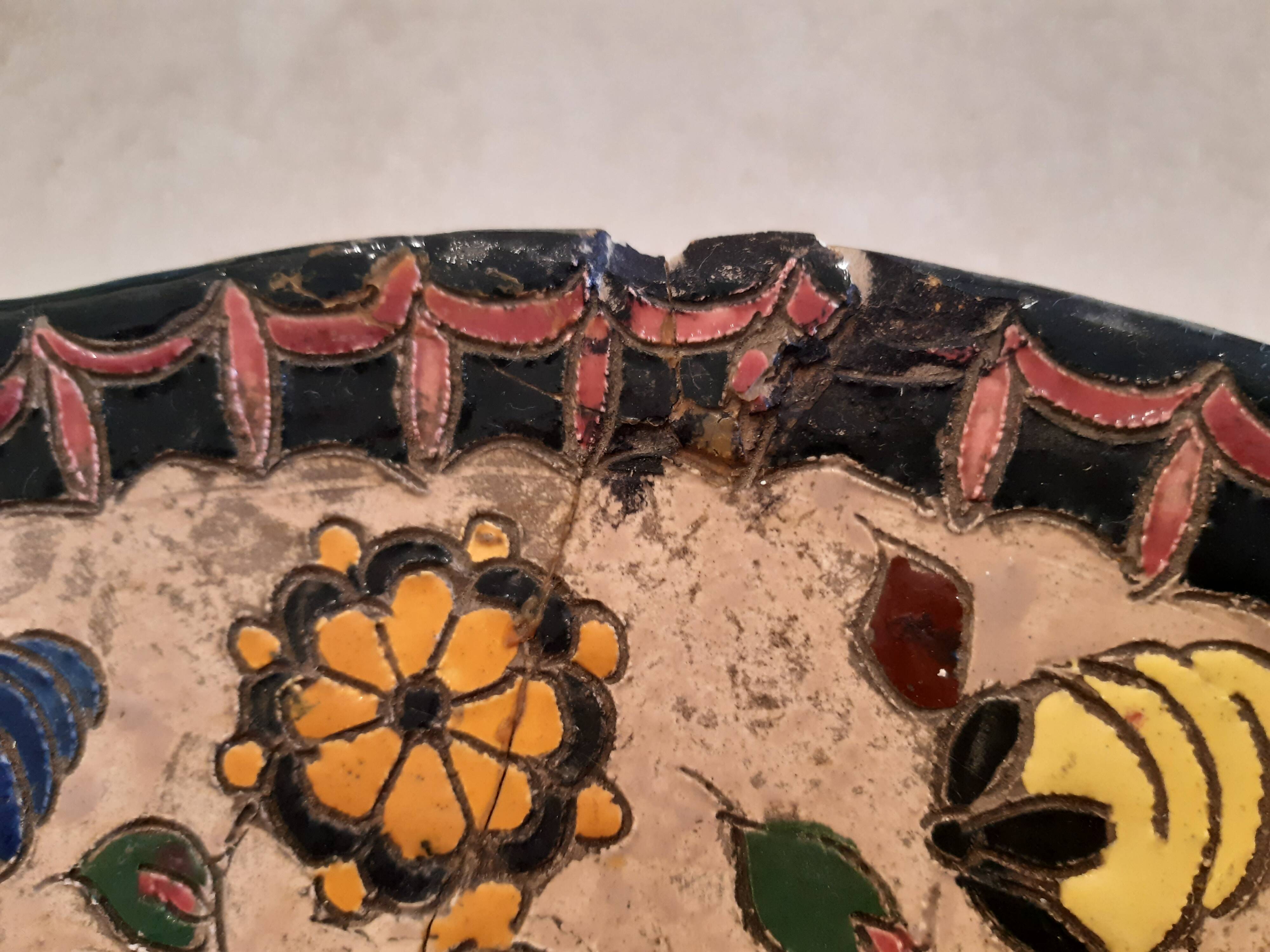 Flat plate by Jérôme Massier, from Vallauris, cracked. Decoration in slight relief.