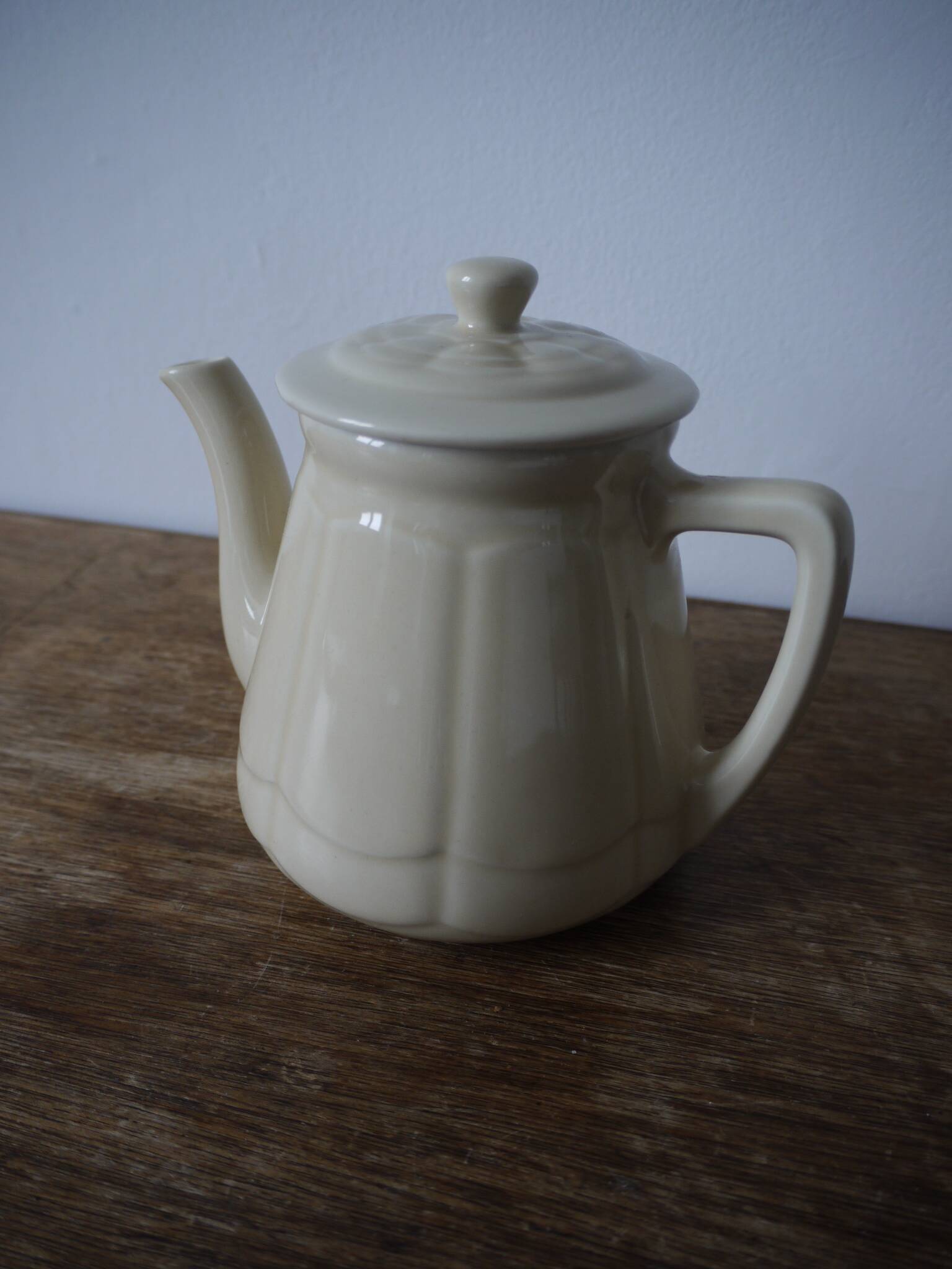 Théière vintage blanc cassé