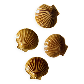 Set of 4 vintage shell-shaped ramekins