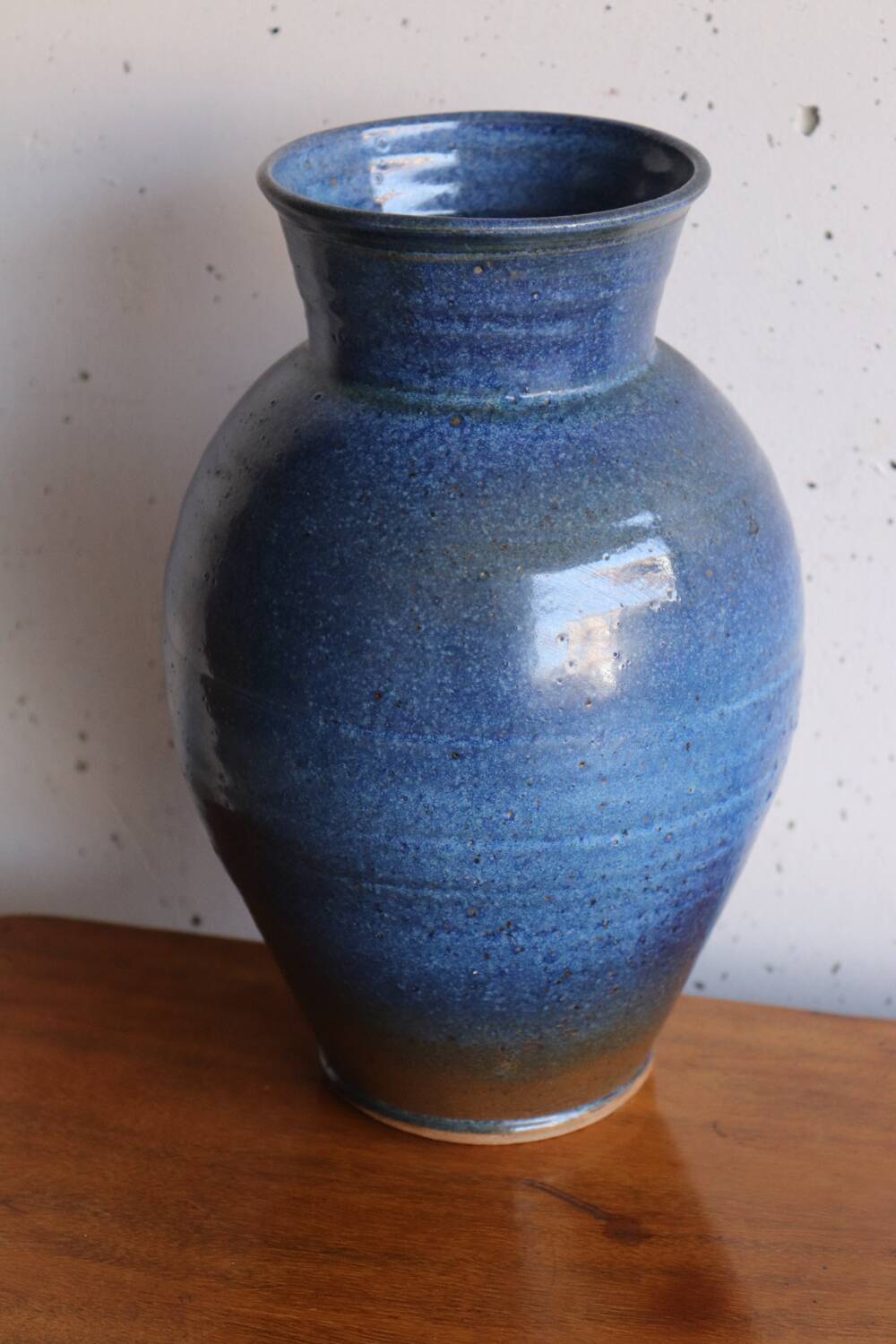 Grand vase en grès émaillé bleu – signé